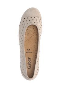 Ballerine in suede beige con motivo perforato sulla tomaia, punta arrotondata e soletta imbottita contrassegnata "Gabor" e "Hovercraft."
