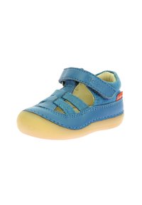 Blå læder babysko med Velcro-lukning, åben design, gul gummisål og kontrasterende rød mærkat. Har syninger som detaljer.