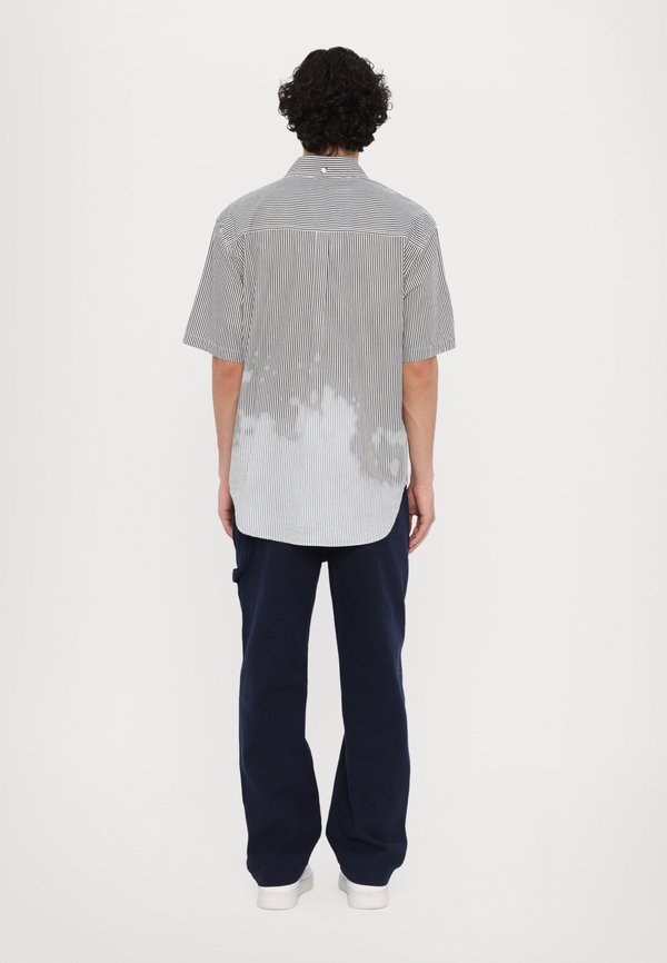 STRIPED SHIRT STICKER LOGO  - Shirt2