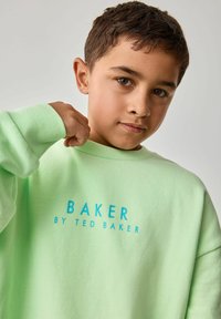 Lichtgroene sweatshirt met geribbelde mouwen en ronde halslijn. Voorzien van "BAKER BY TED BAKER" in vetgedrukte blauwe tekst op de voorkant.