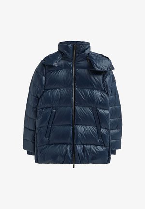 Chaqueta de plumas azul marino hecha de material brillante, con patrones de acolchado horizontales, un cuello alto, cierre de cremallera y bolsillos laterales.