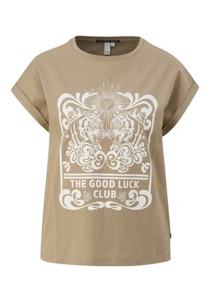 Bežové bavlnené tričko s krátkymi rukávmi; obsahuje bielu grafiku tigrov, ozdobné vzory a text "KLUB DOBRÉHO ŠŤASTIA."