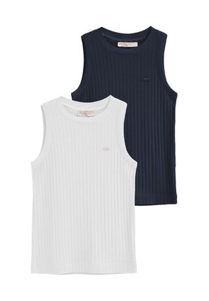 Deux débardeurs sans manches côtelés, un blanc et un bleu marine, chacun avec un petit logo sur la poitrine et un col rond.