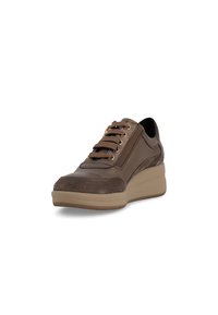 Sneaker marrone con pannelli in suede testurizzato e pelle liscia, design con lacci e suola chunky beige. Accentature in oro.
