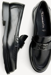 Sorte læder loafers med rund tå, dekorativ rem og sølv hardware detalje. Tekstureret sål og subtile syninger. Størrelse 37.