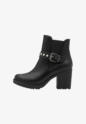 Crne čizme do članaka napravljene od kože s blok-potpeticom. Imaju široku elastičnu ploču, dekorativnu traku s srebrnim zakovicama i detaljem kopče.