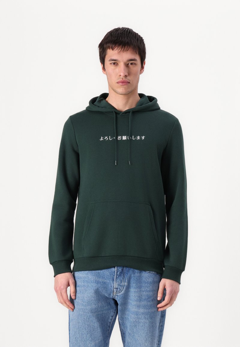 Dunkelgrüner Hoodie mit einer vorderen Kängurutasche, Kapuze mit Kordelzug und weißem japanischem Text, der auf der Brust gedruckt ist. Ribbed Bündchen und Saum.