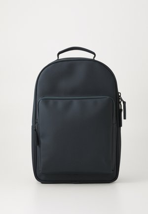 Schwarzer wasserdichter Rucksack mit glatter Textur, Reißverschlussfronttasche und einem oberen Griff. Verfügt über ein minimalistisches Design und dezente Markenkennzeichnung.