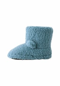 Sinine fliisist sääreline saabas tekstureeritud pinnaga, ümar kuju ja dekoratiivne pom-pom külje peal. Pehme, mugav materjal musta tallaga.