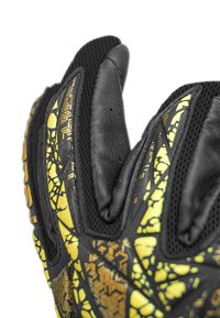 Schwarze Handschuhe mit gelben Akzenten, ausgestattet mit einer strukturierten Griffoberfläche, Mesh-Einsätzen und filigranen geometrischen Mustern auf dem Handrücken.