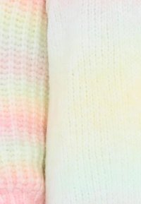 Tessuto a maglia in gradiente pastello con tonalità di rosa chiaro e crema. La texture è liscia, con sottili linee verticali e un aspetto leggero.