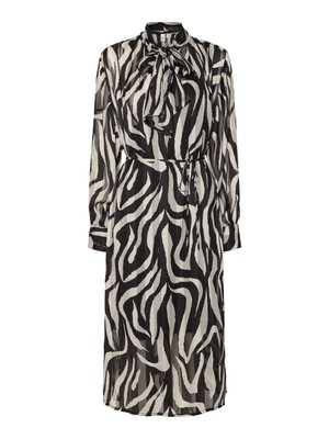 Rochie lungă alb-negru cu model zebra, cu guler înalt, detaliu cu fundă și talie strânsă. Material transparent și mâneci lungi.