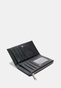 Černá kožená peněženka se zipovým uzávěrem, několika přihrádkami na karty a průhlednou přihrádkou na průkaz. Hladká textura a minimalistický design.
