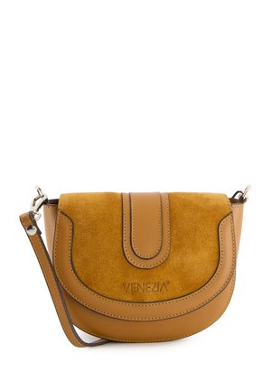 Wildleder- und Leder-Crossbody-Tasche in warmem Tan, geschwungenes Design, Druckverschluss, verstellbarer Riemen, geprägtes Logo auf der Vorderseite.