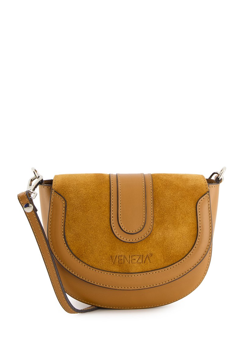 Torba crossbody z zamszu i skóry, w ciepłym odcieniu brązu, wyprofilowany kształt, zapięcie na zatrzask, regulowany pasek, wytłoczone logo z przodu.