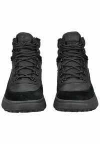 Schwarze Wanderschuhe aus synthetischen Materialien und Wildleder. Merkmale sind der gepolsterte Kragen, strukturierte Schnürsenkel und robuste Gummisohlen.