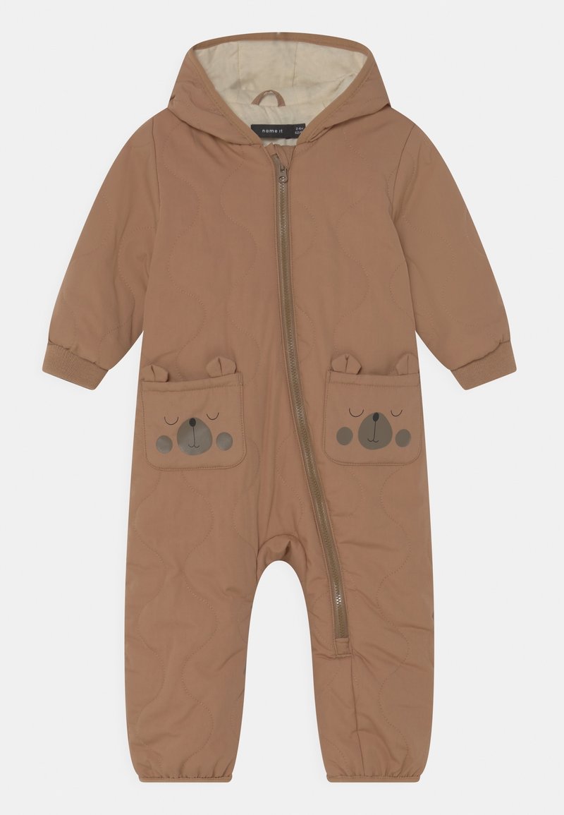 Combinaison matelassée marron avec capuche, dotée de poches en forme d'ours et d'une fermeture éclair à l'avant, fabriquée en tissu doux pour la chaleur.