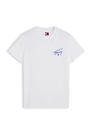 Biała koszulka z krótkim rękawem z niebieskim napisem "Tommy" oraz małym czerwono-biało-niebieskim logo flagi Tommy Hilfiger na lewej piersi.