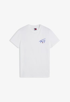 Hvid T-shirt med korte ærmer med blå "Tommy" tekst og et lille rødt, hvidt og blåt Tommy Hilfiger flaglogo på venstre bryst.