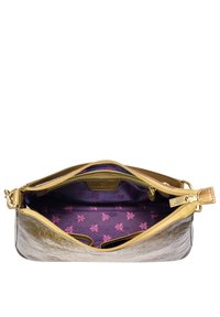 Metallisch goldene Handtasche mit floralem lila Futter, strukturierter Lederoberfläche, doppelten Reißverschlussverschlüssen und einem einzelnen Schultergurt.