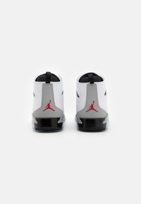 Biele a šedé vysoké tenisky so čiernymi akcentmi a červeným logom Jumpman. Hladký kožený povrch a polstrovaný golier pre pohodlie.