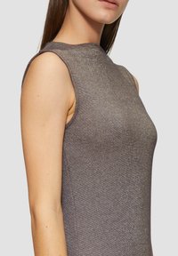 Top bez rękawów, dzianinowy, w metalicznym brązie. Posiada wysoki dekolt i dopasowany krój, z gładką teksturą i połyskiem.