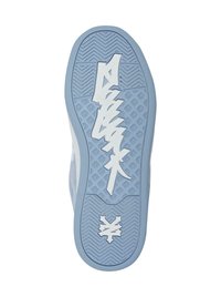 Lysblå sneakersål med tekstureret gummi, der har et hvidt logo og geometriske mønstre. Glatte kanter og skrået design forbedrer grebet.