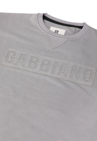 Felpa grigia con logo testurizzato "GABBIANO" sul davanti, colletto a costine e scollatura rotonda. Tessuto liscio con cuciture minime.