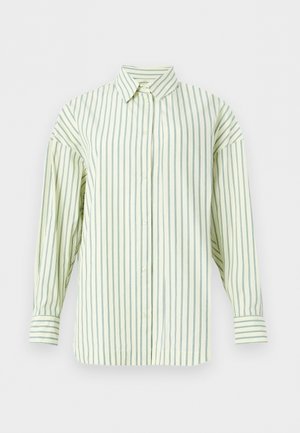 Chemise crème à manches longues avec fines rayures verticales bleues, fermeture avant à boutons et col pointu, présentée sur un fond blanc.