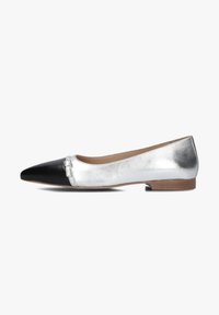 Balletflats met een puntige neus, zwarte leren voorkant, zilveren metallic afwerking en een kleine decoratieve gesp aan de zijkant.