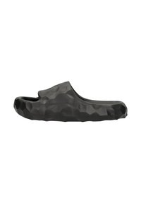 Zwarte gemodelleerde slide-sandaal met een gestructureerd, onregelmatig oppervlak en een open achterkant. Lichtgewicht ontwerp, matte afwerking en ergonomische vorm voor comfort.