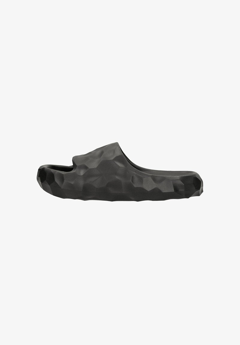 Sandale à glissement noire en plastique moulé avec une surface texturée et irrégulière et un dos ouvert. Design léger, finition mate et forme ergonomique pour le confort.