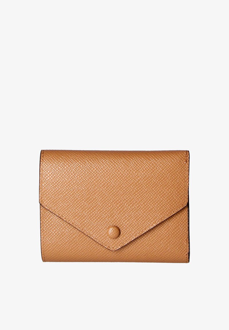Portafoglio in pelle textured color tan con chiusura a pattina triangolare, dotato di un bottone a pressione circolare e bordi neri. Forma rettangolare compatta.