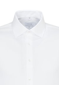 Witte slim-fit overhemd met een klassieke kraag, vijf knoopsluiting, zachte textuur en merklabel zichtbaar aan de binnenkant van de kraag.