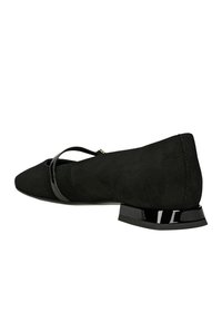 Czarne zamszowe płaskie buty z ostrym noskiem, błyszczącym czarnym paskiem na górze oraz niskim blokowym obcasem z błyszczącym akcentem.