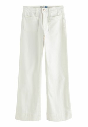 Pantaloni albi cu picioare largi, buzunare aplicate în față, închidere cu nasturi și bucle pentru curea, așezați pe o suprafață albă.