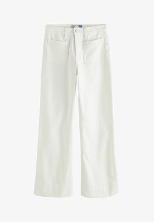 Fehér, széles szárú nadrág elülső zsebekkel, gombos rögzítéssel és övbújtatókkal, fehér háttéren lefektetve.