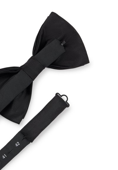 Nœud papillon noir pré-noué avec sangle réglable posé à plat sur fond blanc montrant les marques de taille et un fermoir crochet.