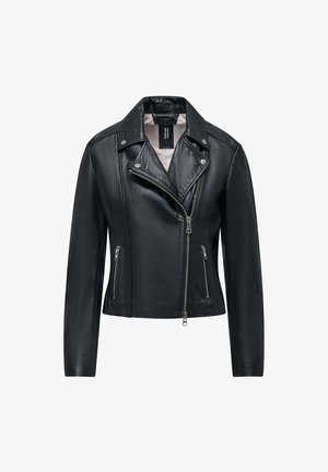 Czarna skórzana kurtka motocyklowa o dopasowanym kroju, asymetryczny zamek, zapięcie na napy oraz dwie kieszenie z zamkiem z przodu. Gładka faktura.