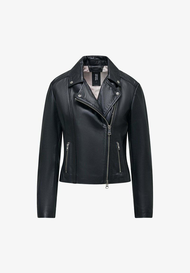 Zwarte leren motorjack met een aansluitend ontwerp, asymmetrische rits, drukknoopkraag en twee ritszakken aan de voorkant. Glad textuur.