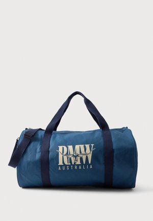 Sac polochon cylindrique bleu avec des bretelles bleu marine et un logo représentant un longhorn avec le texte "RMW Australia" sur le côté.