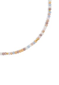 Perlenhalskette mit facettierten, mehrfarbigen Edelsteinen in rosa, blau und creme, die in Abständen goldene Akzente aufweist.