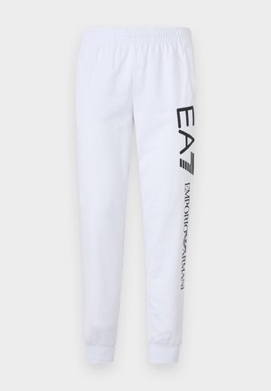 Hvite joggebukser laget av mykt stoff, med svarte trykte logoer "EA7" og "Emporio Armani" langs venstre ben, med elastisk liv og mansjetter.