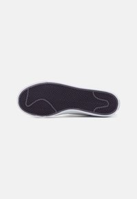 Nike Sportswear COURT LEGACY - Sporta apavi - white/dark raisin/football grey