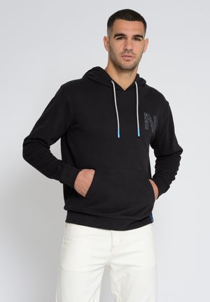 Zwarte hoodie met een voorzak, voorzien van grijze trekkoorden met blauwe tips en een subtiele opdruk op de borst.