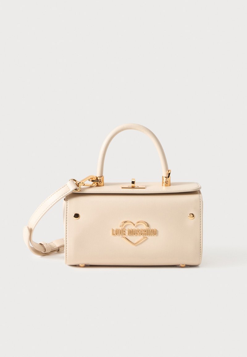Τσάντα Love Moschino σε κρεμ απόχρωση με πάνω λαβή, χρυσά μεταλλικά εξαρτήματα και αποσπώμενο λουρί ώμου σε μονόχρωμο φόντο.