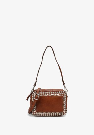 Bruine leren crossbodytas met verzilverde studs, rechthoekige vorm, verstelbare riem en gestructureerd oppervlak. Voorzien van een gesp als sluiting.