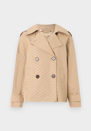 Beige dobbeltradet trenchcoat med brede slag, fire kontrasterende knapper, sidelommer og subtilt helhetlig "MK"-logomønster.