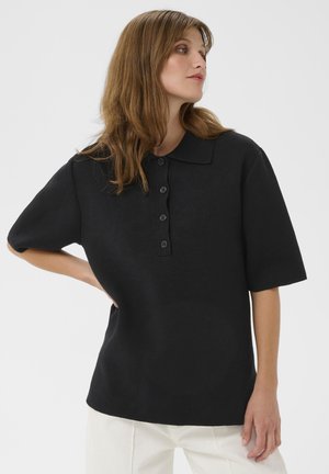 Čierna polokošeľa s krátkymi rukávmi, zapínaním na gombíky a štruktúrovaným golierom. Látka vyzerá textúrovaná a mierne voľná.