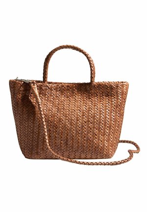 Brun flettet lædertaske med to håndtag og en lang flet skulderrem mod en hvid baggrund.